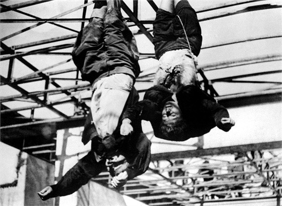 il cadavere di Mussolini appeso a piazzale Loreto