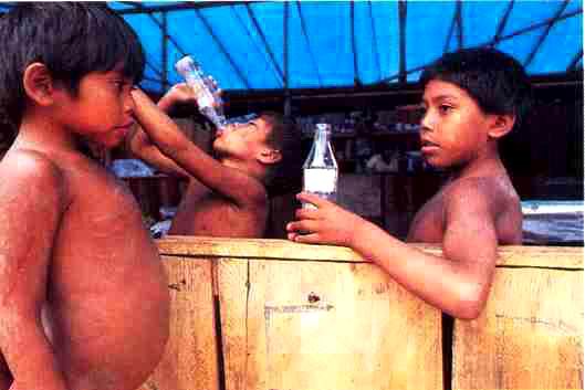 un emblema della globalizzazione: bambini indios bevono Coca Cola